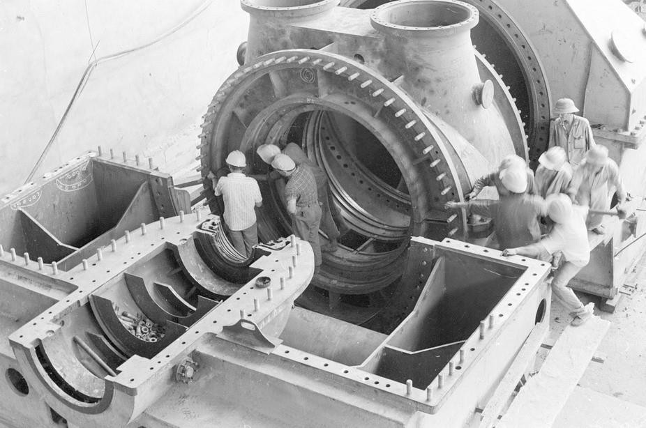 Xí nghiệp lắp máy 69-1 lắp đặt thiết bị máy của nhà máy nhiệt điện Phả Lại (1982). (Ảnh: Cao Phong/TTXVN)