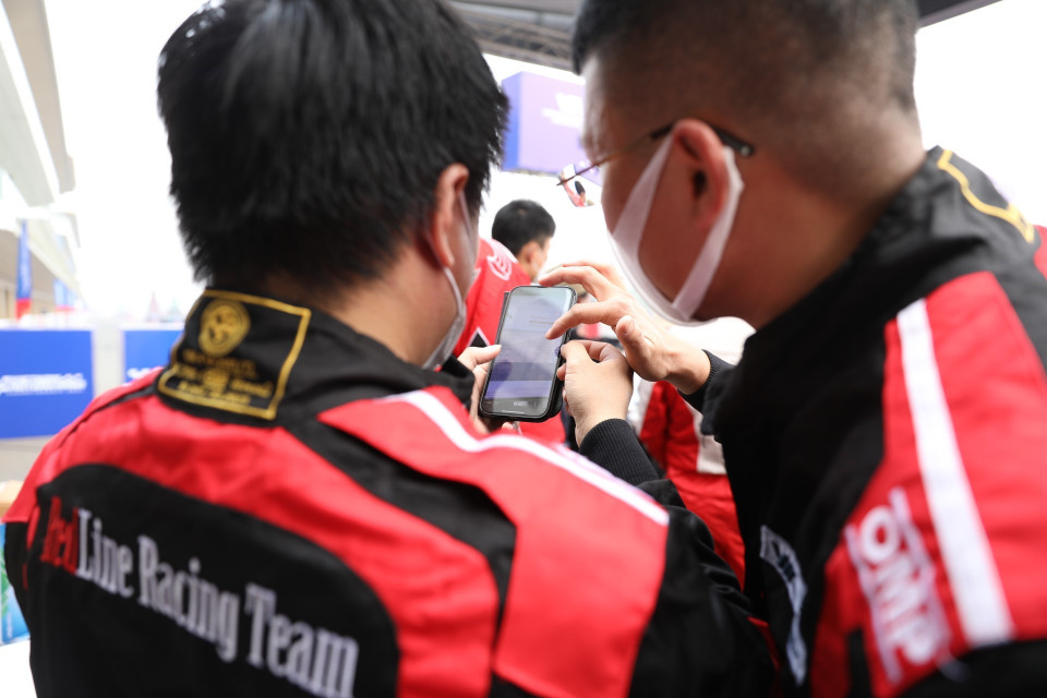 Vận động viên xem kết quả qua các vòng đua. (Ảnh: Minh Quyết/TTXVN)