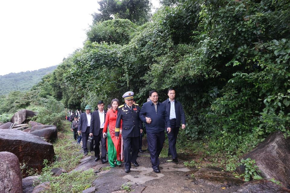 Thủ tướng Phạm Minh Chính thăm khu Di tích Bến tàu Không số Vũng Rô. (Ảnh: Dương Giang/TTXVN)