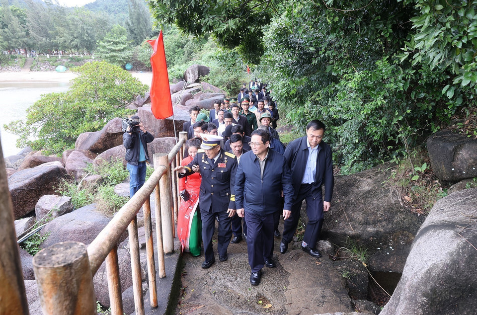 Thủ tướng Phạm Minh Chính thăm khu Di tích Bến tàu Không số Vũng Rô. (Ảnh: Dương Giang/TTXVN)