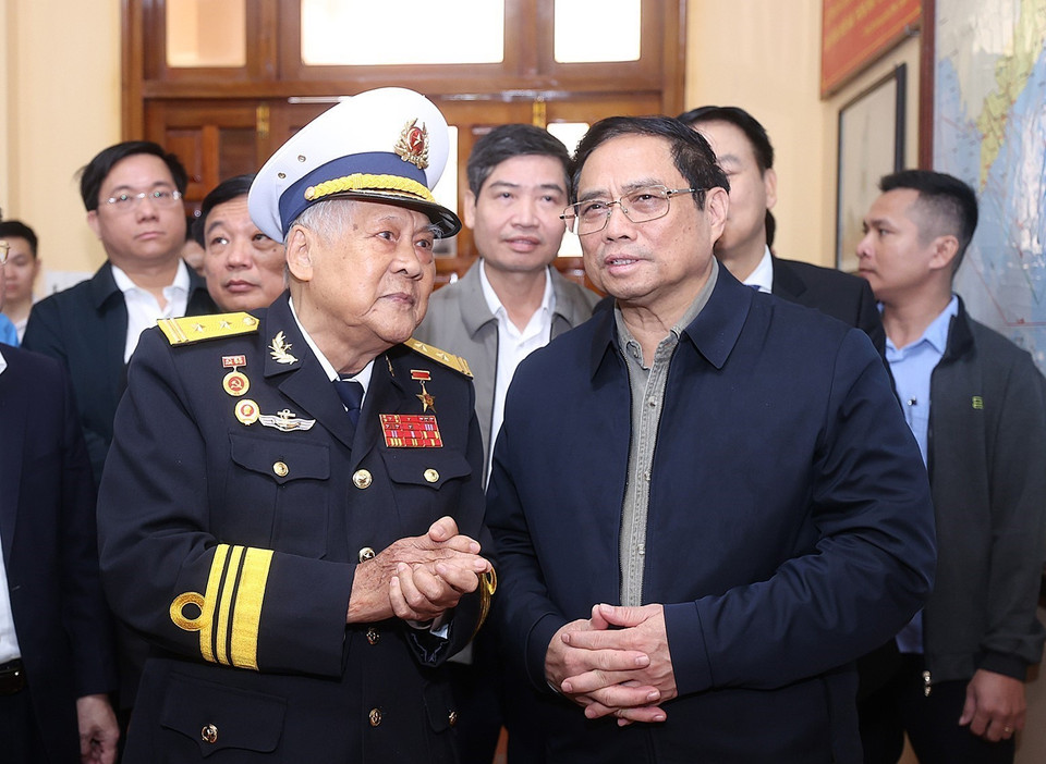 Thủ tướng Phạm Minh Chính gặp Anh hùng Lực lượng vũ trang nhân dân Hồ Đắc Thạch, thuyền trưởng tàu số 41. (Ảnh: Dương Giang/TTXVN)