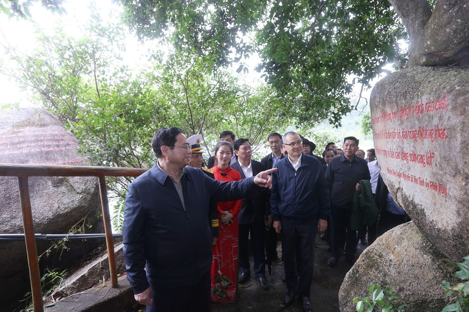 Thủ tướng Phạm Minh Chính thăm khu Di tích Bến tàu Không số Vũng Rô. (Ảnh: Dương Giang/TTXVN)