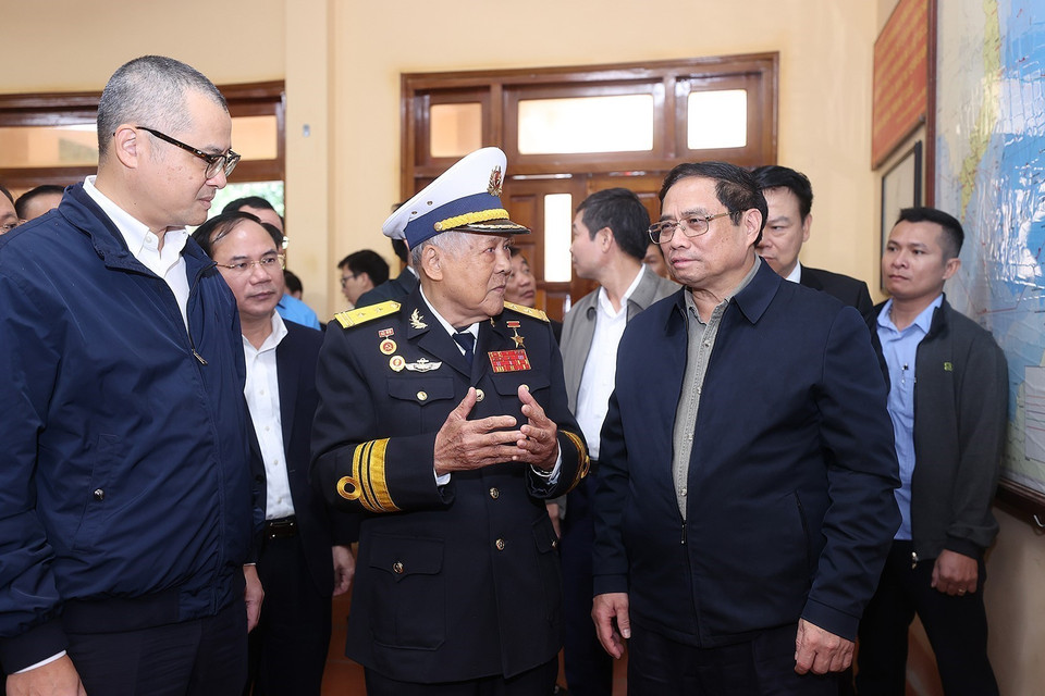 Thủ tướng Phạm Minh Chính tham quan trưng bày hình ảnh và hiện vật tại Di tích Bến tàu Không số Vũng Rô. (Ảnh: Dương Giang/TTXVN)