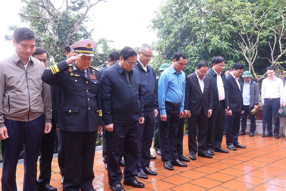 Thủ tướng Phạm Minh Chính và các đại biểu tưởng niệm các Anh hùng, liệt sỹ tại Di tích lịch sử Bến tàu Không số Vũng Rô. (Ảnh: Dương Giang/TTXVN)