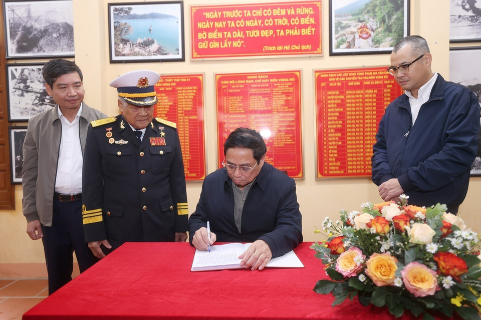 Thủ tướng Phạm Minh Chính ghi sổ lưu niệm tại Di tích Bến tàu Không số Vũng Rô. (Ảnh: Dương Giang/TTXVN)