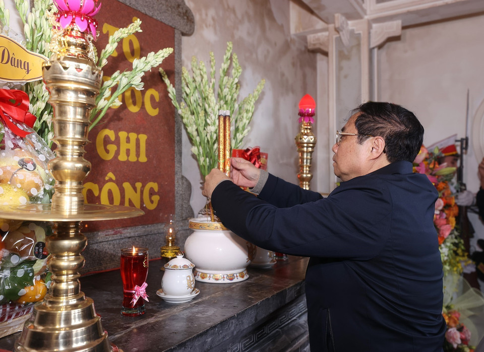 Thủ tướng Phạm Minh Chính dâng hương tưởng niệm các Anh hùng, liệt sỹ tại Di tích lịch sử Bến tàu Không số Vũng Rô.(Ảnh: Dương Giang/TTXVN)