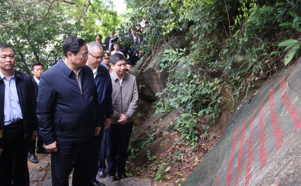 Thủ tướng Phạm Minh Chính thăm khu Di tích Bến tàu Không số Vũng Rô. (Ảnh: Dương Giang/TTXVN)