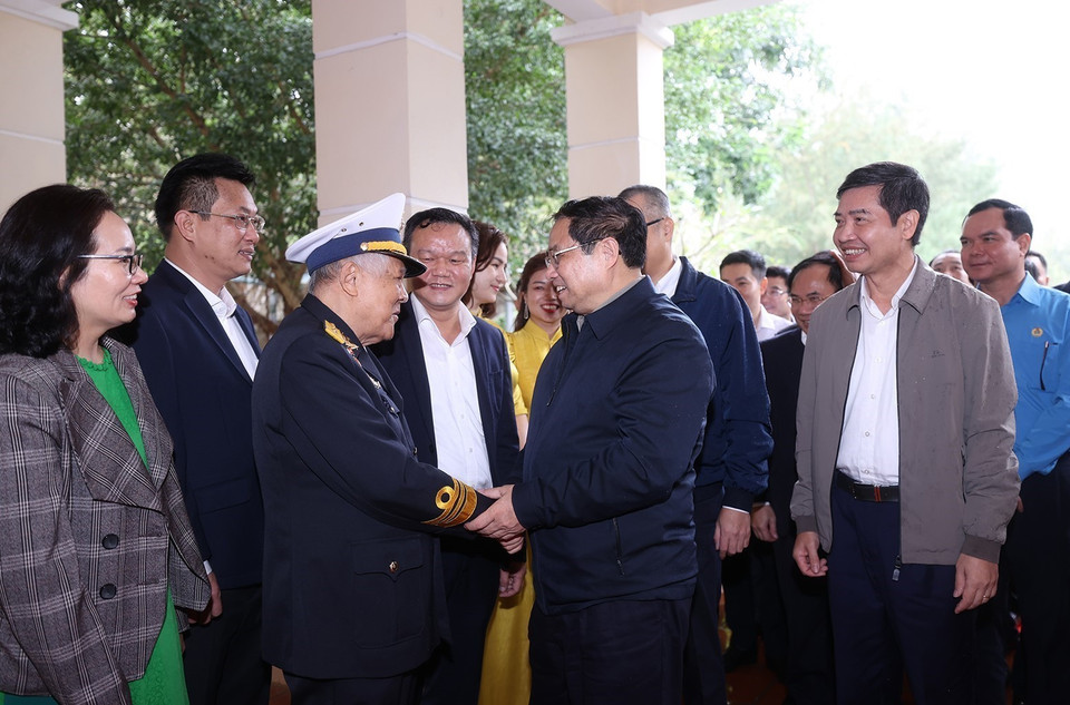 Thủ tướng Phạm Minh Chính gặp Anh hùng Lực lượng vũ trang nhân dân Hồ Đắc Thạch, thuyền trưởng tàu số 41. (Ảnh: Dương Giang/TTXVN)