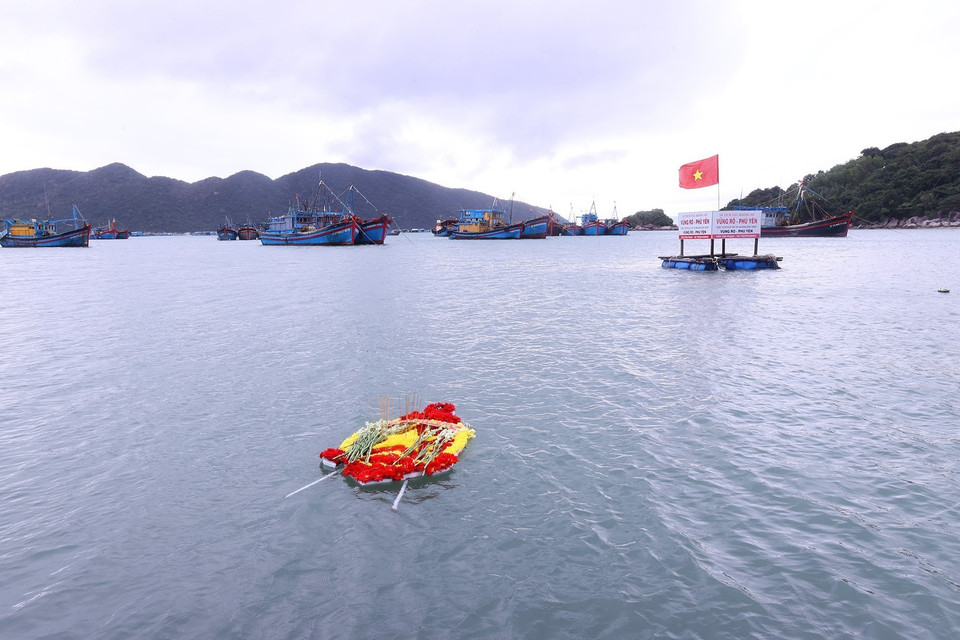 Thủ tướng Phạm Minh Chính thả vòng hoa tưởng niệm các Anh hùng, liệt sỹ tại Di tích lịch sử Bến tàu Không số Vũng Rô.(Ảnh: Dương Giang/TTXVN)