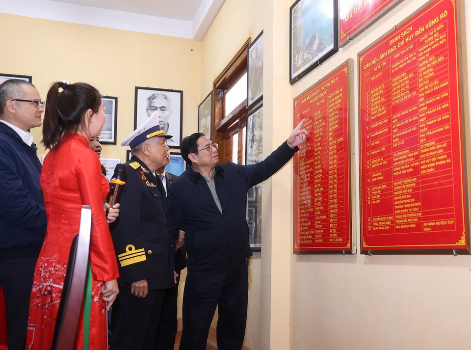 Thủ tướng Phạm Minh Chính tham quan trưng bày hình ảnh và hiện vật tại Di tích Bến tàu Không số Vũng Rô. (Ảnh: Dương Giang/TTXVN)