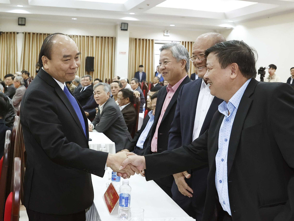 Chủ tịch nước Nguyễn Xuân Phúc gặp các cán bộ cấp cao, tướng lĩnh quân đội, công an đã nghỉ hưu ở các tỉnh, thành miền Trung, Tây Nguyên nhân dịp Xuân Quý Mão 2023. (Ảnh: Thống Nhất/TTXVN)