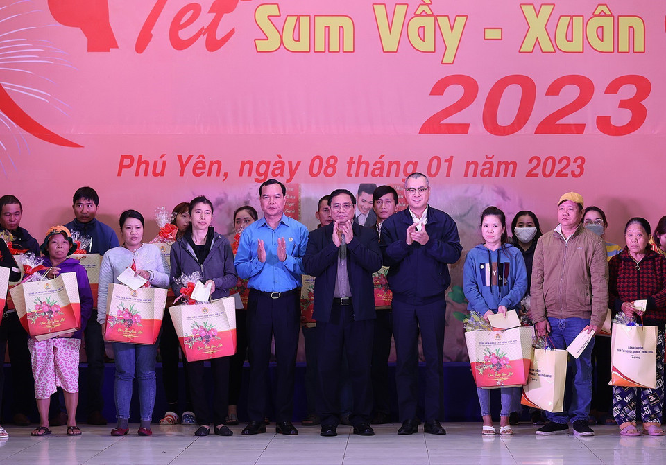 Thủ tướng Phạm Minh Chính tặng quà cho công nhân, người lao động. (Ảnh: Dương Giang/TTXVN)