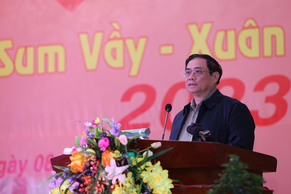 Thủ tướng Phạm Minh Chính chúc mừng công nhân, người lao động. (Ảnh: Dương Giang/TTXVN)