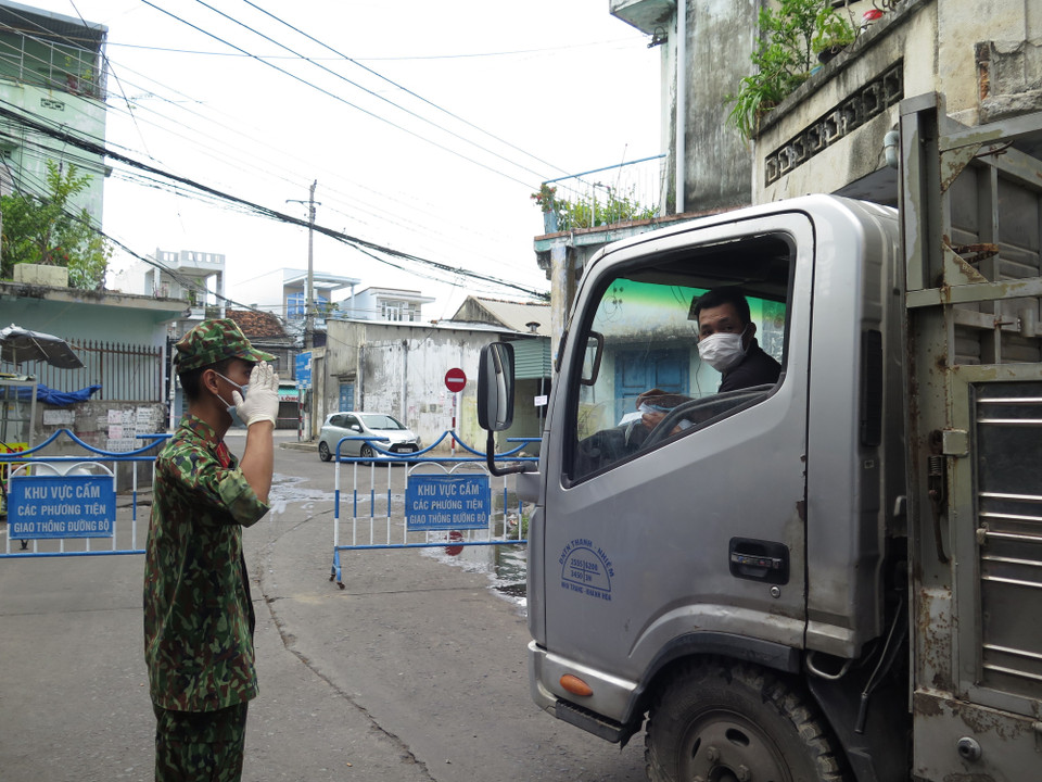 Lực lượng quân đội tham gia kiểm soát quân sự tại các chốt chặn trên đường phố Nha Trang. (Ảnh: Phan Sáu/TTXVN)