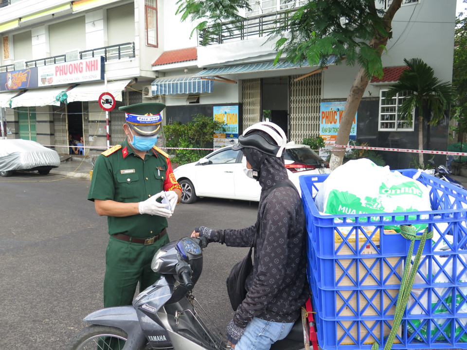 Lực lượng quân đội tham gia kiểm soát tại các chốt chặn trên đường phố Nha Trang. (Ảnh: Phan Sáu/TTXVN)