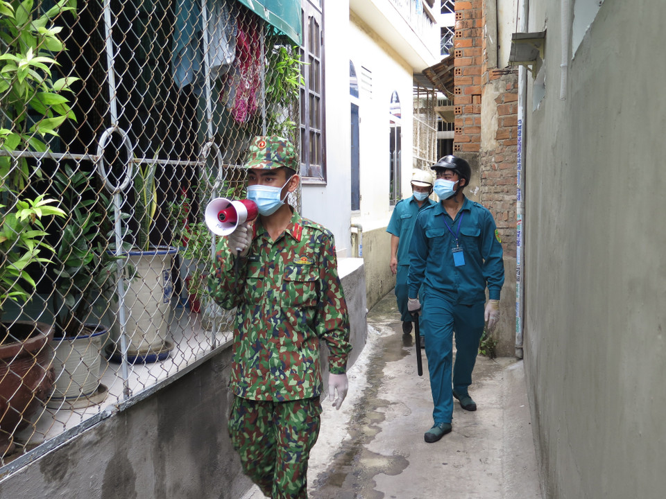 Các lực lượng quân đội cùng với dân quân tại chỗ tuần tra kiểm soát để không để xảy ra tình trạng 'chặt ngoài, lỏng trong' ở các phường, xã. (Ảnh: Phan Sáu/TTXVN)