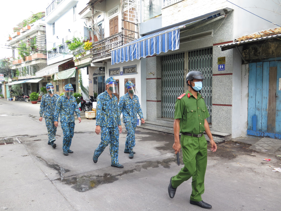 Các lực lượng quân đội cùng với công an nhân dân tuần tra kiểm soát để không để xảy ra tình trạng 'chặt ngoài, lỏng trong' ở các phường, xã. (Ảnh: Phan Sáu/TTXVN)