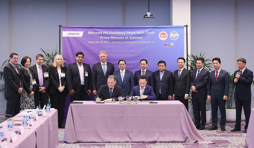 Thủ tướng Phạm Minh Chính chứng kiến ký kết hợp tác giữa Bộ Thông tin và Truyền thông với Công ty Synopsys. (Ảnh: Dương Giang/TTXVN)