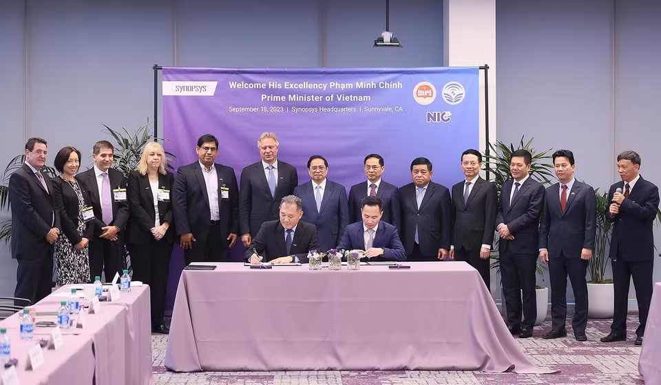 Thủ tướng Phạm Minh Chính chứng kiến ký kết hợp tác giữa Bộ Thông tin và Truyền thông với Công ty Synopsys. (Ảnh: Dương Giang/TTXVN)