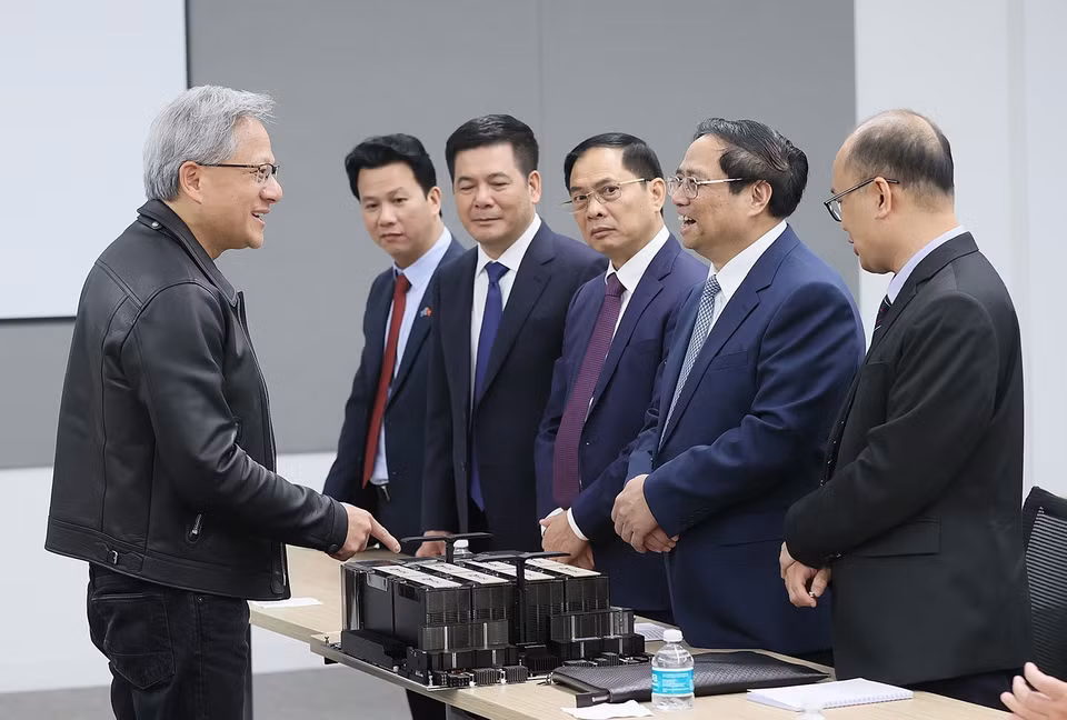 Chủ tịch và đồng sáng lập của NVIDIA Jensen Huang giới thiệu với Thủ tướng Phạm Minh Chính sản phẩm của NVIDIA. (Ảnh: Dương Giang/TTXVN)