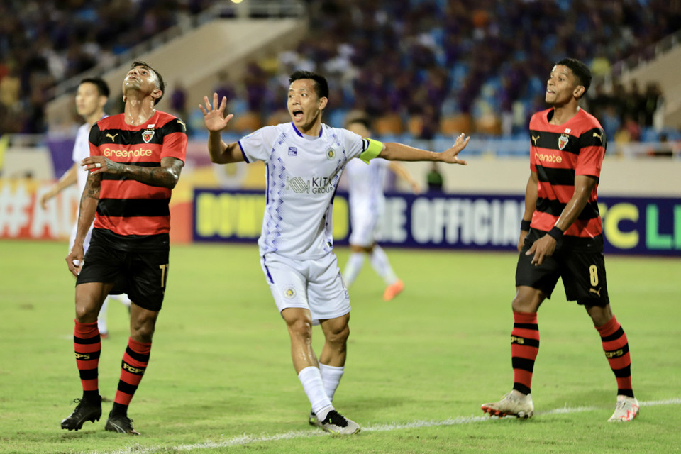 Đội trưởng Văn Quyết có tình huống đưa bóng vượt qua thủ môn Pohang nhưng bị hậu vệ đội khách phá bóng trên vạch vôi. (Ảnh: Việt Anh/Vietnam+)