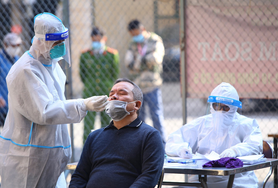 Lấy mẫu xét nghiệm sàng lọc COVID-19. (Ảnh: Hoàng Hiếu/TTXVN)