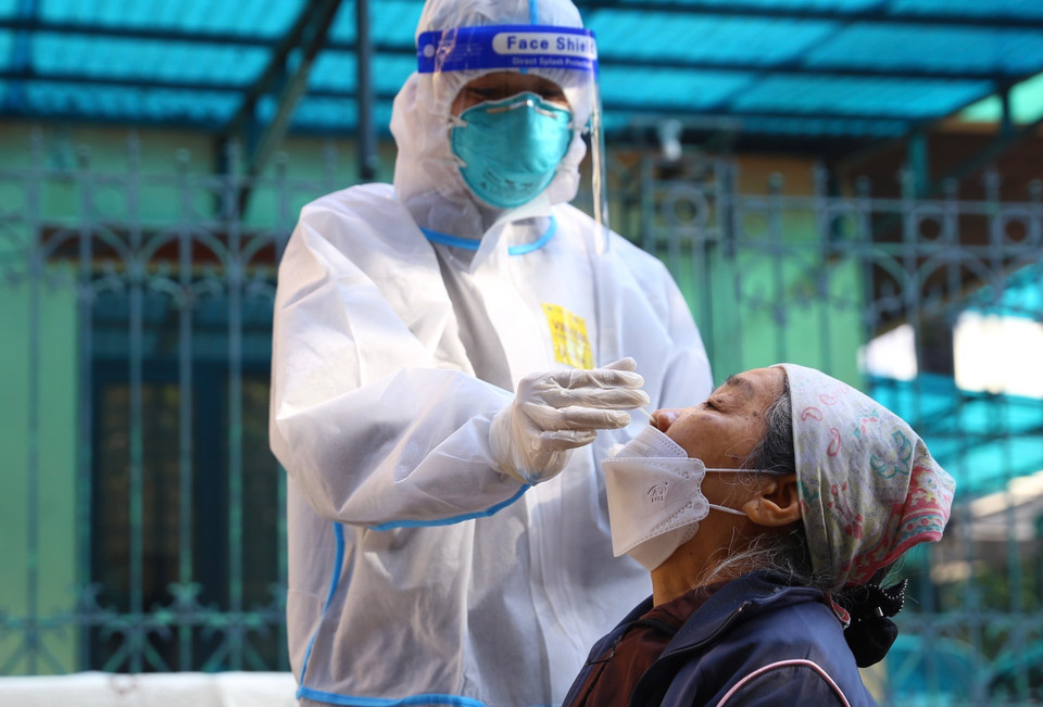 Tất cả người dân trong khu vực bị phong tỏa phố Đỗ Hành đều được lấy mẫu xét nghiệm sàng lọc COVID-19 trong sáng 4/12. (Ảnh: Hoàng Hiếu/TTXVN)