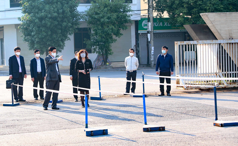 Đoàn công tác do Phó Giám đốc Sở Giáo dục và Đào tạo Hà Nội Phạm Xuân Tiến dẫn đầu đã đi kiểm tra, nắm bắt tình hình về công tác chuẩn bị đón học sinh lớp 10,11,12 đi học trở lại. (Ảnh: Thanh Tùng/TTXVN)