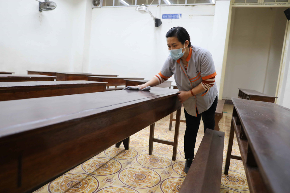 Trường THPT Trần Phú, quận Hoàn Kiếm khẩn trương vệ sinh, khử khuẩn phòng học, bàn ghế... để đón học sinh đi học trực tiếp vào ngày 6/12 tới. (Ảnh: Thanh Tùng/TTXVN)
