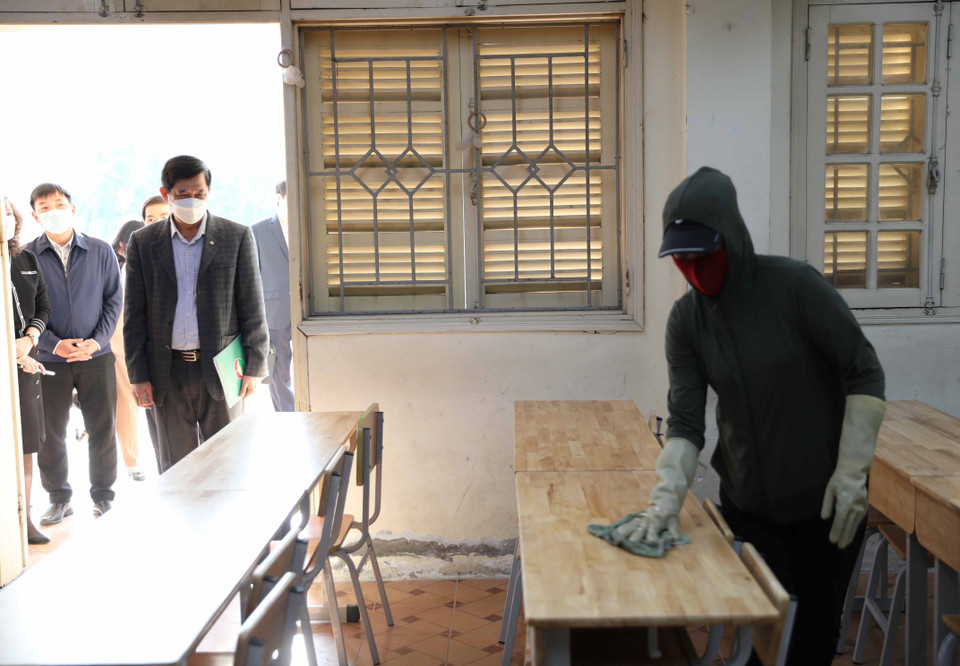 Phó Giám đốc Sở Giáo dục và Đào tạo Hà Nội Phạm Xuân Tiến đánh giá nhìn chung, các trường đã chuẩn bị đầy đủ, nghiêm túc, đáp ứng các tiêu chí an toàn để tổ chức dạy học. (Ảnh: Thanh Tùng/TTXVN)