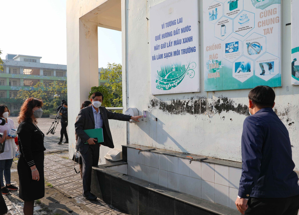 Phó Giám đốc Sở Giáo dục và Đào tạo Hà Nội Phạm Xuân Tiến trực tiếp kiểm tra công tác chuẩn bị tại trường THPT chuyên Nguyễn Huệ, quận Hà Đông. (Ảnh: Thanh Tùng/TTXVN)