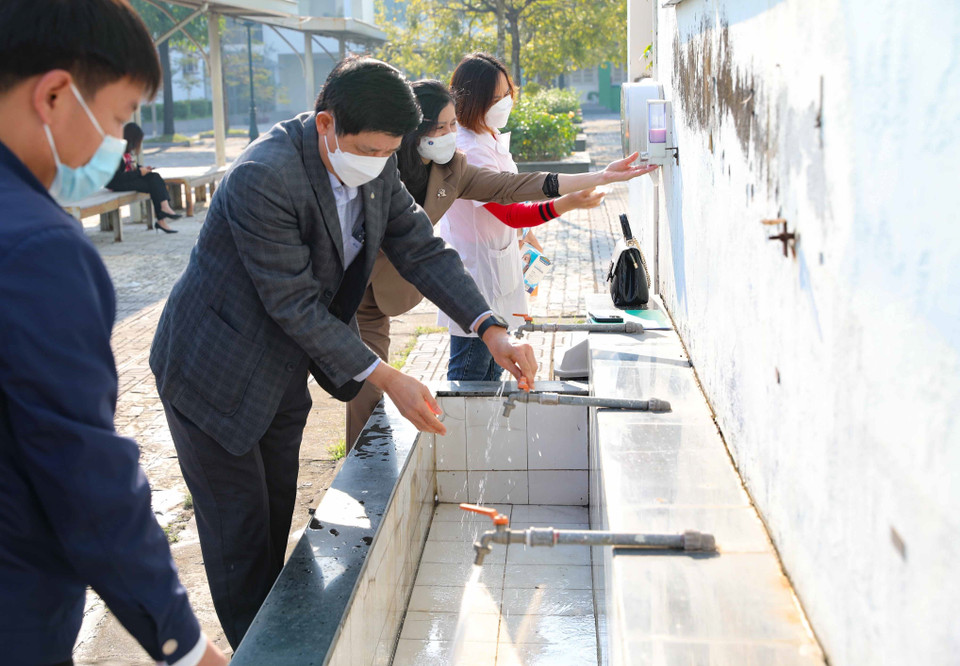 Phó Giám đốc Sở Giáo dục và Đào tạo Hà Nội Phạm Xuân Tiến trực tiếp kiểm tra công tác chuẩn bị tại trường THPT chuyên Nguyễn Huệ, quận Hà Đông. (Ảnh: Thanh Tùng/TTXVN)