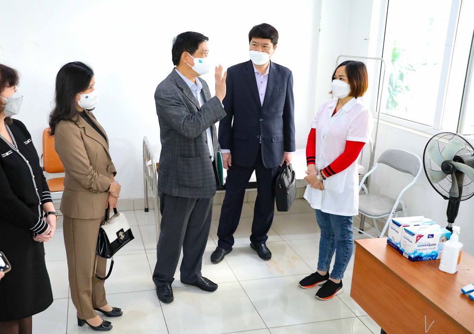  Phó Giám đốc Sở Giáo dục và Đào tạo Hà Nội Phạm Xuân Tiến trực tiếp kiểm tra công tác chuẩn bị tại trường THPT chuyên Nguyễn Huệ, quận Hà Đông. (Ảnh: Thanh Tùng/TTXVN)