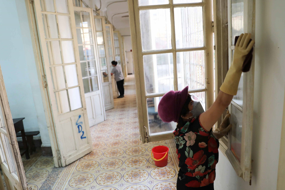 Công tác vệ sinh, khử khuẩn trường lớp, bàn ghế cùng với các công tác chuẩn bị khác đang được các trường khẩn trương tiến hành. (Ảnh: Thanh Tùng/TTXVN)