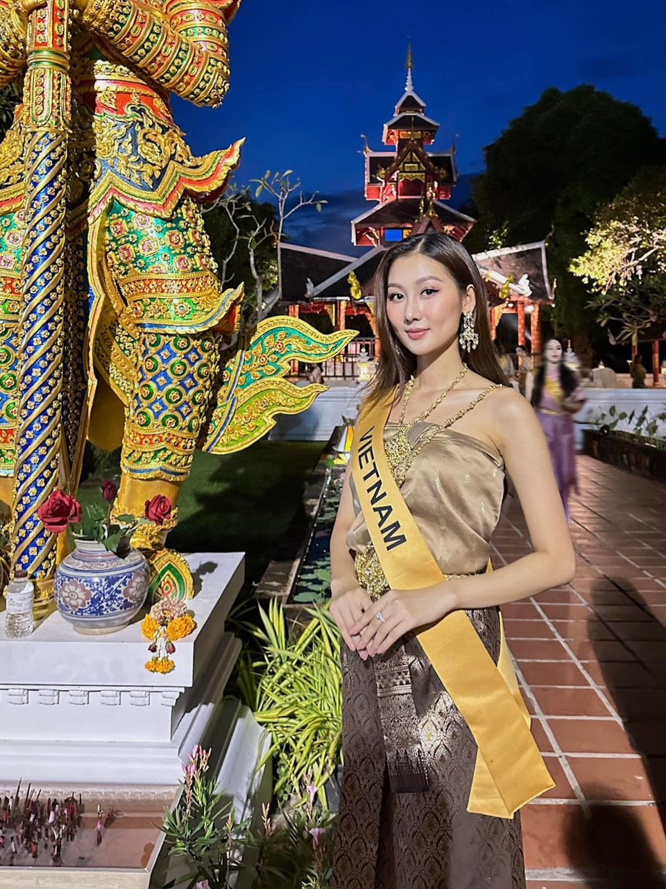 Trả lời truyền thông từ Thái Lan, Quế Anh cho biết cô rất hào hứng cho những phần thi quan trọng tại Miss Grand International 2024, trong đó có vòng Swimsuit: “Tôi có chút lo lắng nhưng đã sẵn sàng để thể hiện hết mình trên sân khấu, mong khán giả ủng hộ Quế Anh trong phần thi Swimsuit và cả chặng hành trình sắp tới.” (Ảnh: CTV/Vietnam+)