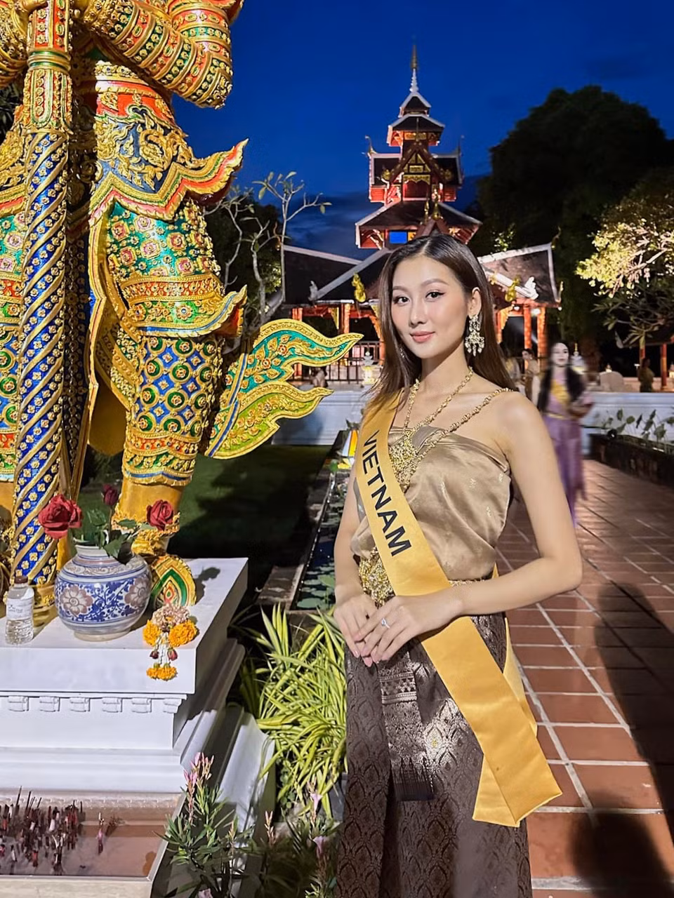 Trả lời truyền thông từ Thái Lan, Quế Anh cho biết cô rất hào hứng cho những phần thi quan trọng tại Miss Grand International 2024, trong đó có vòng Swimsuit: “Tôi có chút lo lắng nhưng đã sẵn sàng để thể hiện hết mình trên sân khấu, mong khán giả ủng hộ Quế Anh trong phần thi Swimsuit và cả chặng hành trình sắp tới.” (Ảnh: CTV/Vietnam+)