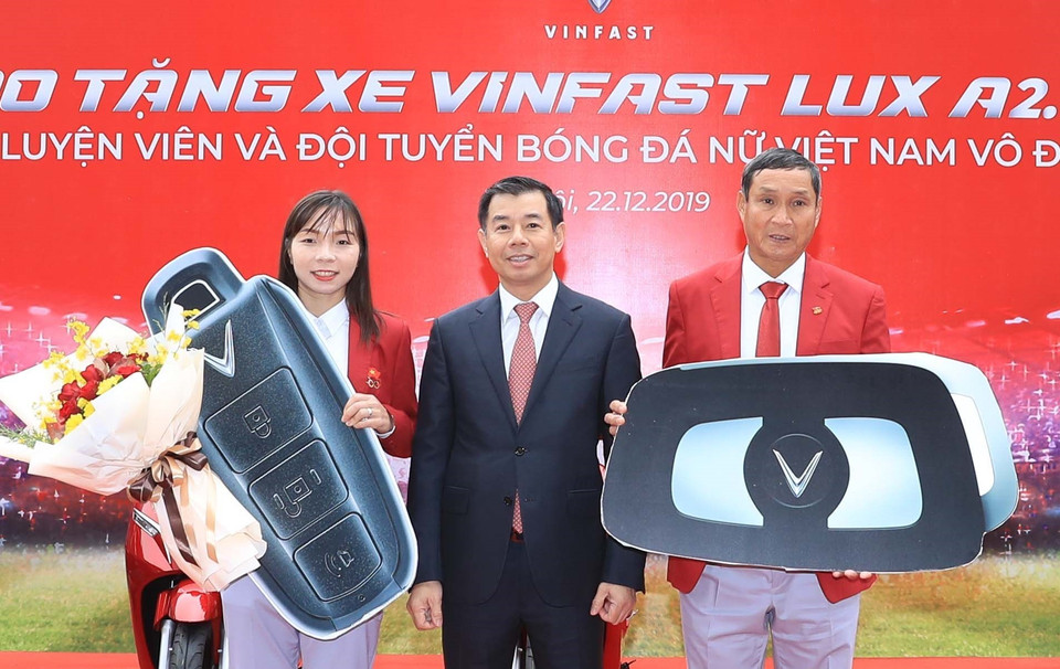 Tập đoàn Vingroup tặng 1 ôtô VinFast Lux A cho huấn luyện viên trưởng Đội tuyển bóng đá nữ Mai Đức Chung và 1 xe máy VinFast Klara S cho mỗi cầu thủ đội tuyển bóng đá nữ. (Ảnh: Thống Nhất/TTXVN)