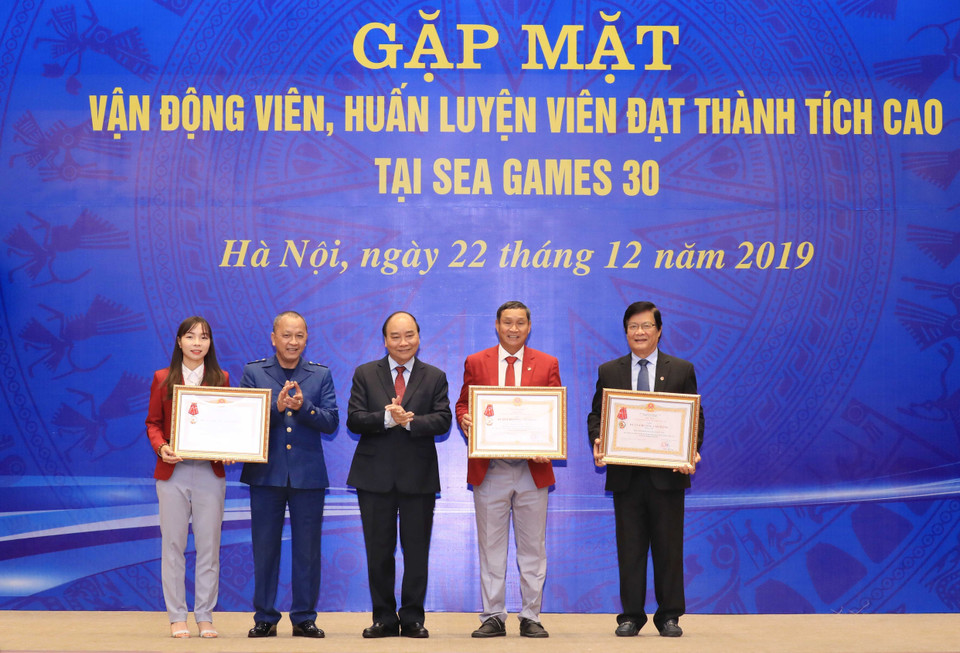 Thủ tướng Nguyễn Xuân Phúc trao Huân chương Lao động hạng Nhì của Chủ tịch nước tặng cho các tập thể và cá nhân.(Ảnh: Thống Nhất/TTXVN)