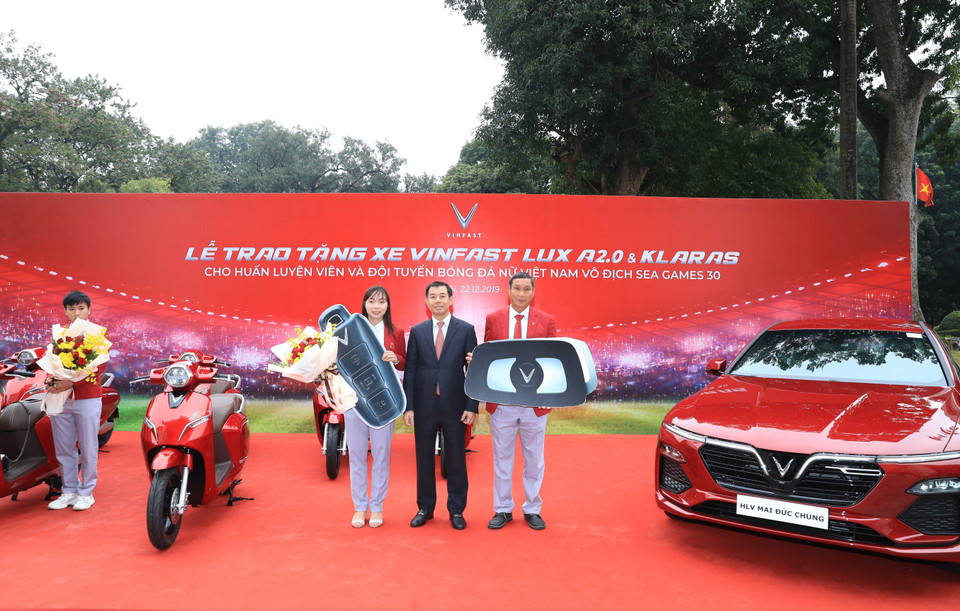 Tập đoàn Vingroup tặng 1 ôtô VinFast Lux A cho huấn luyện viên trưởng Đội tuyển bóng đá nữ Mai Đức Chung và 1 xe máy VinFast Klara S cho mỗi cầu thủ đội tuyển bóng đá nữ. (Ảnh: Thống Nhất/TTXVN)