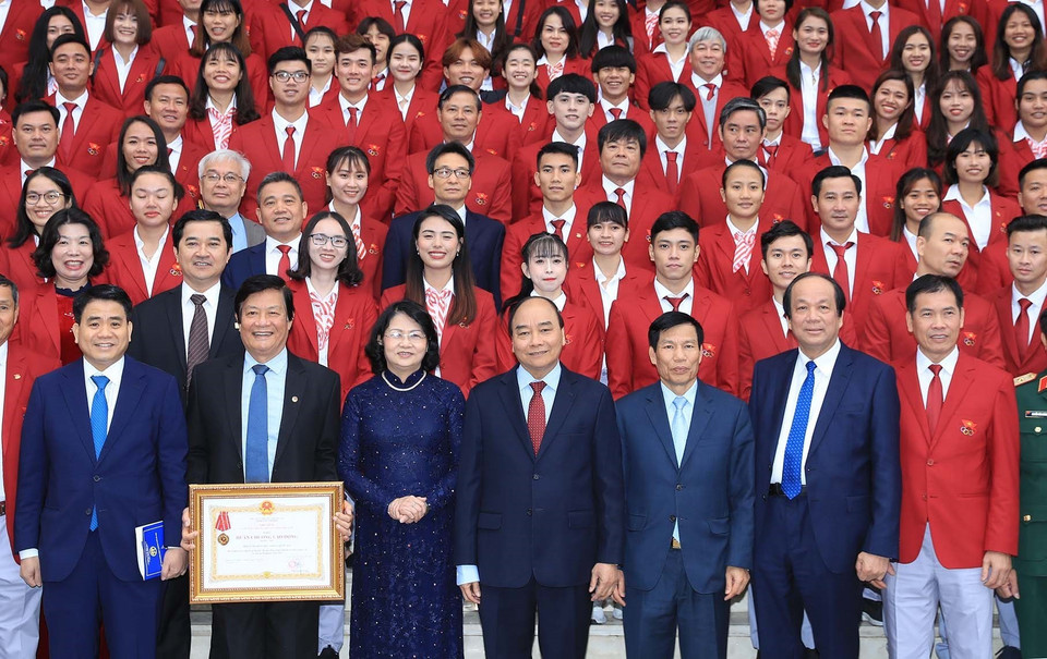 Thủ tướng Nguyễn Xuân Phúc, Phó Chủ tịch nước Đặng Thị Ngọc Thịnh, Phó Thủ tướng Vũ Đức Đam và các các đại biểu chụp ảnh chung với Đoàn Thể thao Việt Nam dự SEA Games 30. (Ảnh: Thống Nhất/TTXVN)