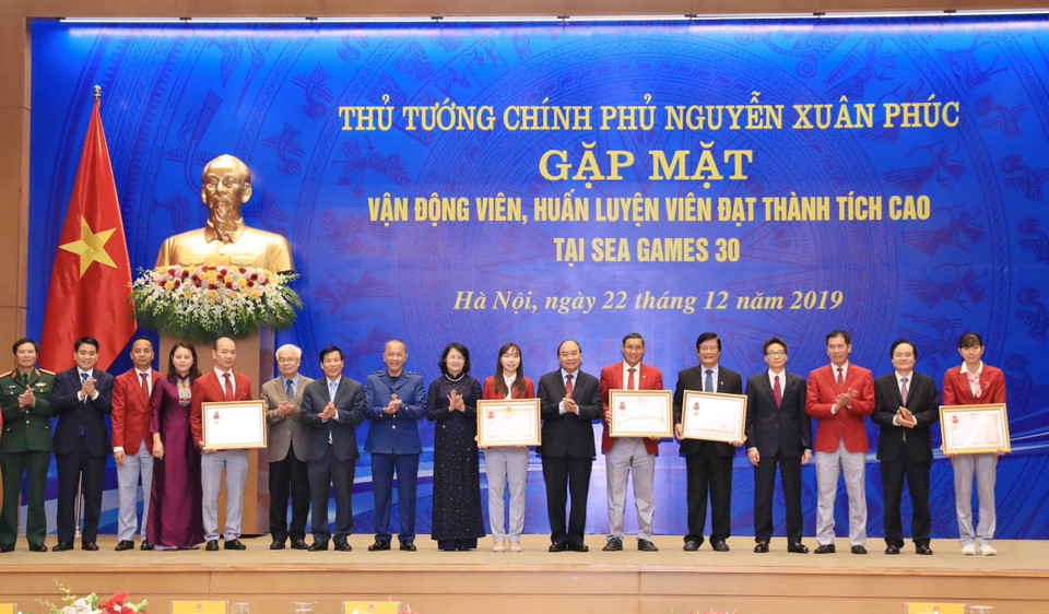 Thủ tướng Nguyễn Xuân Phúc và các đồng chí lãnh đạo Đảng, Nhà nước với các tập thể, cá nhân nhận Huân chương Lao động hạng Nhất và Nhì. (Ảnh: Thống Nhất/TTXVN)