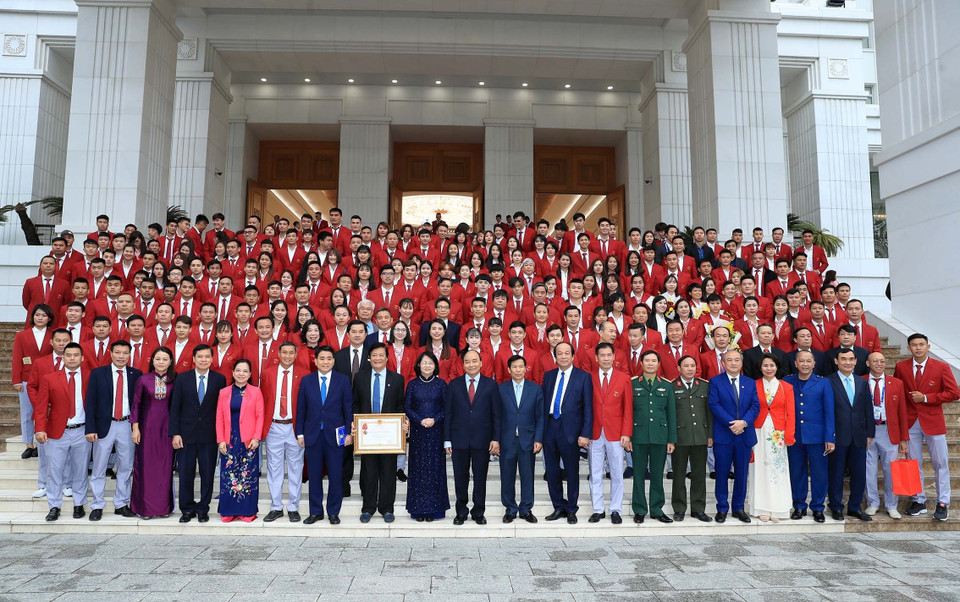 Thủ tướng Nguyễn Xuân Phúc, Phó Chủ tịch nước Đặng Thị Ngọc Thịnh, Phó Thủ tướng Vũ Đức Đam và các các đại biểu chụp ảnh chung với Đoàn Thể thao Việt Nam dự SEA Games 30. (Ảnh: Thống Nhất/TTXVN)