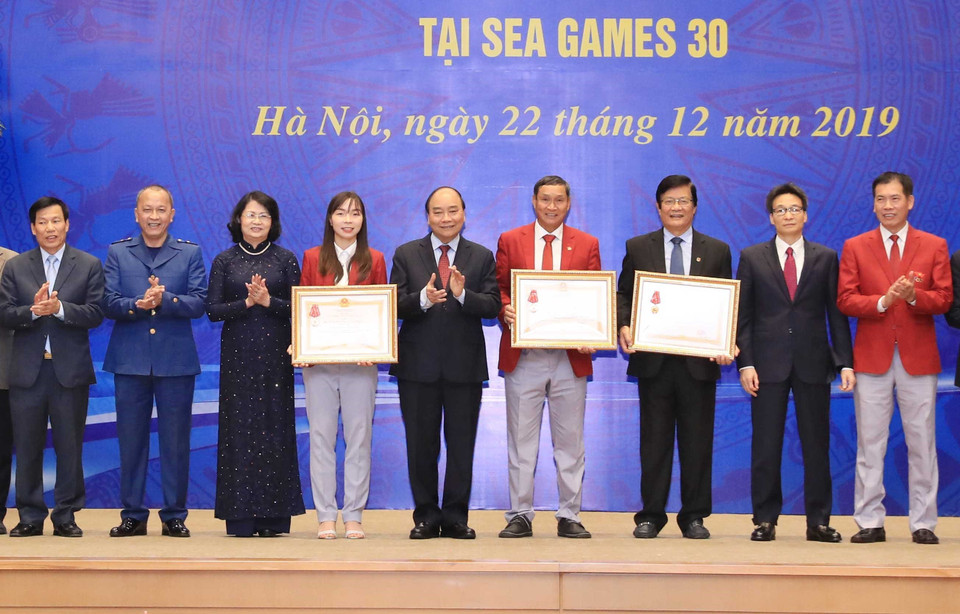 Thủ tướng Nguyễn Xuân Phúc và lãnh đạo Đảng, Nhà nước với các tập thể, cá nhân nhận Huân chương Lao động hạng Nhất và Nhì. (Ảnh: Thống Nhất/TTXVN)