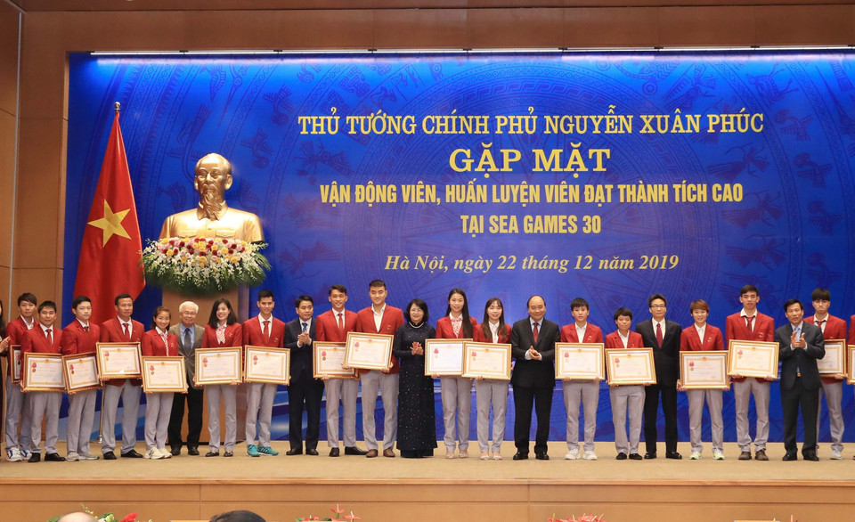Thủ tướng Nguyễn Xuân Phúc, Phó Chủ tịch nước Đặng Thị Ngọc Thịnh, Phó Thủ tướng Vũ Đức Đam với các cá nhân nhận Huân chương Lao động hạng Ba. (Ảnh: Thống Nhất/TTXVN)