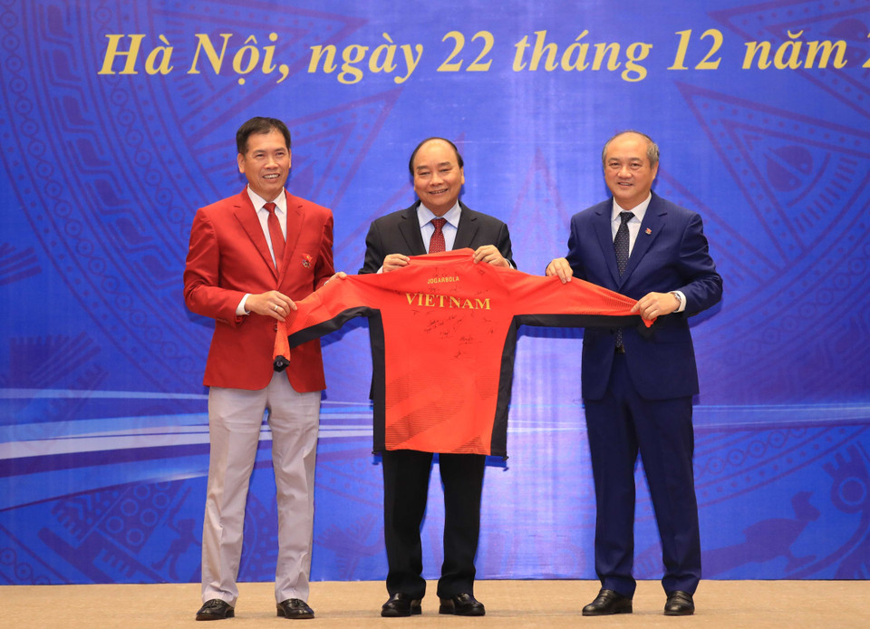 Lãnh đạo Tổng cục Thể dục Thể thao tặng Thủ tướng Nguyễn Xuân Phúc chiếc áo lưu niệm của Đoàn Thể thao Việt Nam dự SEA Games 30. (Ảnh: Thống Nhất/TTXVN)