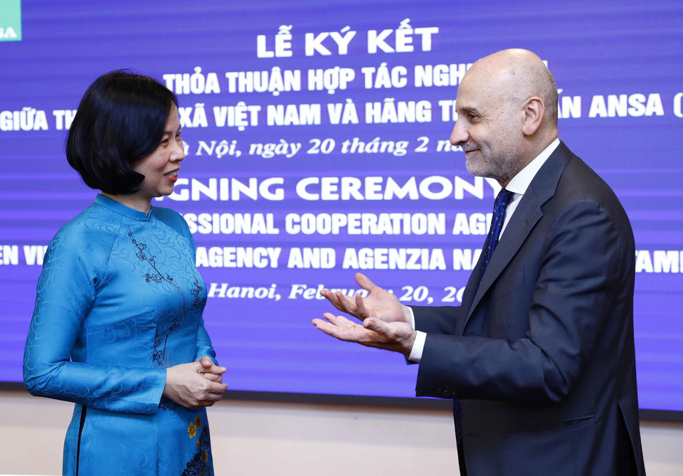 Tổng Giám đốc Thông tấn xã Việt Nam Vũ Việt Trang và Đại sứ Cộng hòa Italy tại Việt Nam Antonio Alessandro trao đổi sau lễ ký. (Ảnh: An Đăng/TTXVN)