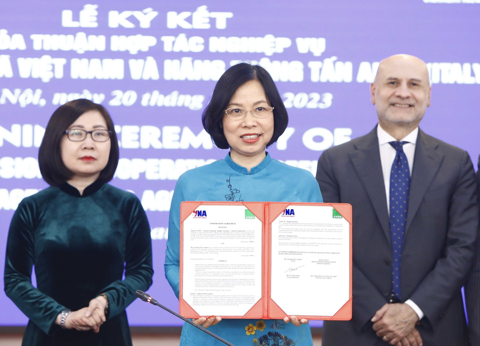 Tổng Giám đốc Thông tấn xã Việt Nam Vũ Việt Trang thực hiện nghi thức ký kết. (Ảnh: An Đăng/TTXVN)