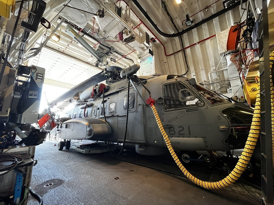 Khoan trực thăng CH-124 của Tàu Hải quân Hoàng gia Canada Montréal. (Ảnh: Thanh Vũ/TTXVN)