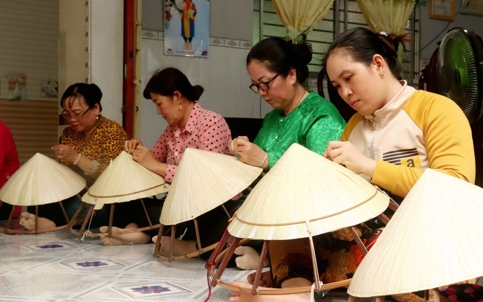 Làm nón lá giúp phụ nữ Thới Lai, Cần Thơ kiếm thêm thu nhập lúc nhàn rỗi. (Ảnh: Thu Hiền/TTXVN)