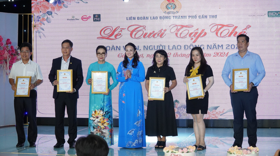 Trao Thư cảm ơn đến các nhà tài trợ. (Ảnh: TTXVN phát)